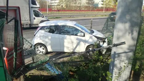 Najpierw zderzył się z innym autem, potem wjechał w ogrodzenie