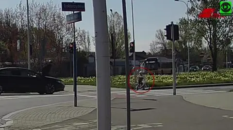 Dziewczynka wjechała na czerwonym świetle. Kierowca: było słychać, jak ojciec krzyczy "hamuj!"