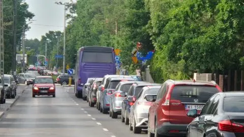 W Wesołej zepsuł się szlaban. Kierowcy utknęli w korku