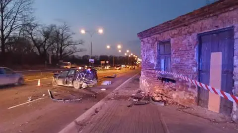 Wypadek w Raszynie. Auto uderzyło w zabytkowy budynek