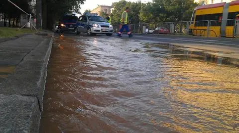 Poranna awaria wodociągowa. Al. Jana Pawła II pod wodą