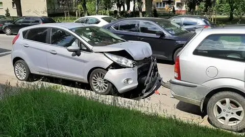 Uderzyła w dwa zaparkowane auta