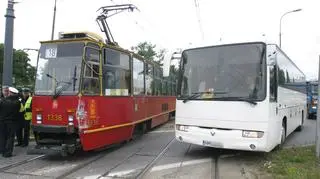 Zderzenie autobusu z tramwajem