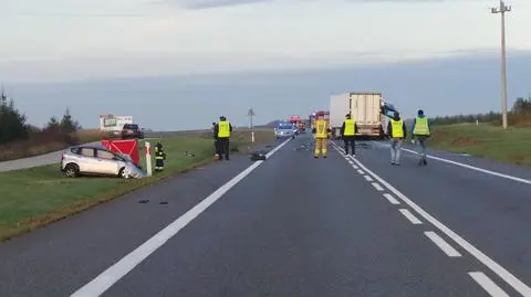 Kierowca zginął w czołowym zderzeniu z ciężarówką