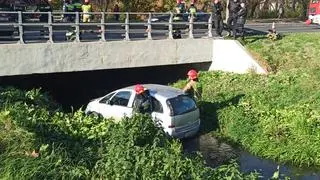 Auto wpadło do Potoku Służewieckiego 