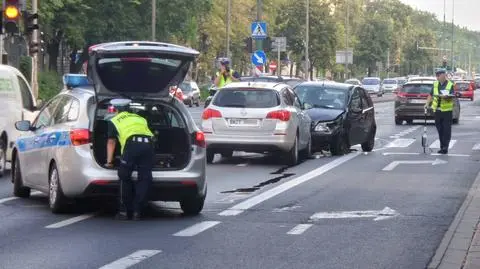 Wypadek w alei Niepodległości. Jedna osoba ranna