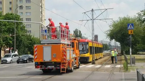 Zerwana sieć trakcyjna na Broniewskiego