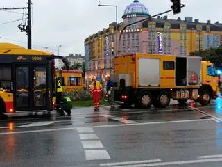 Autobus zablokował przejazd przez plac Zawiszy