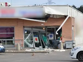 Kradzież bankomatu z marketu w Mościskach