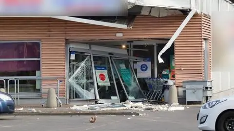 Koparką rozbili drzwi do marketu, okradli bankomat. Prokuratura kończy śledztwo: sprawców nie wykryto