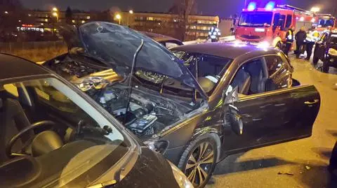 Karambol na Hynka. Jedna osoba ranna, siedem aut rozbitych