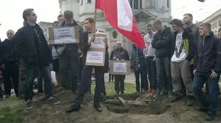 Kilkanaście osób protestuje przeciwko rekonstrukcji tęczy