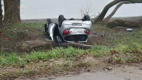 Auto dachowało na bulwarze 