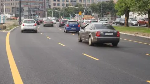 Nowy asfalt na rondzie ONZ. "Ruch odbywa się normalnie"