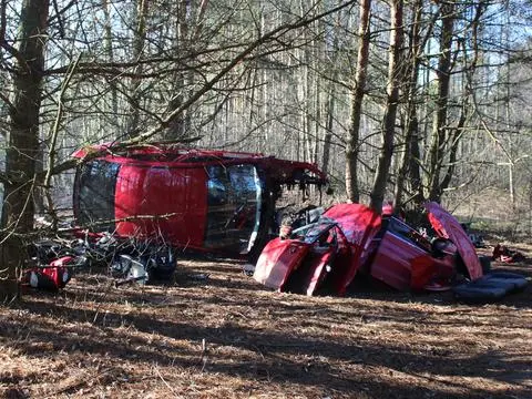 Policjanci w lesie znaleźli skradzioną mazdę