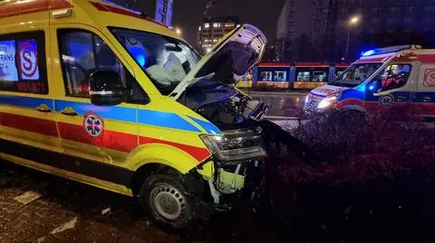 Karetka zderzyła się z autem osobowym. Cztery osoby trafiły do szpitala