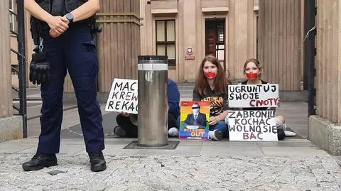 Aktywiści LGBT blokują wejście do ministerstwa edukacji