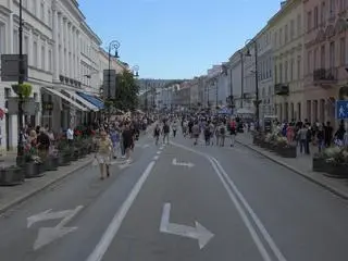 Kobieta zaatakowała przechodniów na Nowym Świecie