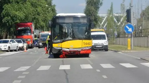 Zderzenie autobusu z dwoma osobowymi