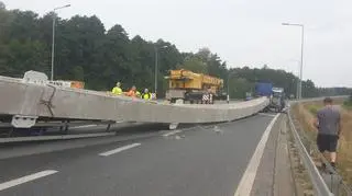 Sprowadzono dźwig, próbują usunąć dźwigar z drogi