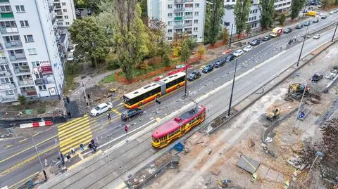 Wybite szyby w koparce, wykonawca trasy tramwajowej do Wilanowa informuje o ostrzelaniu