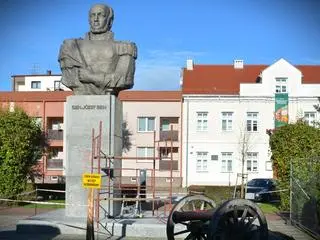Zabytkowy pomnik Gen. Józefa Bema uszkodzony