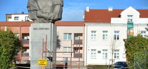 Zniszczył zabytek czerwoną farbą. Usłyszał zarzut 