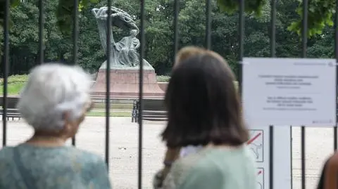 Łazienki Królewskie jednak zamknięte. "Niespotykana dotąd skala zniszczeń"