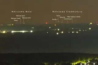 Widok na wieżowce warszawskiego centrum z łysogóskiego gołoborza
