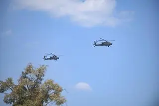 Samoloty i helikoptery nad Wisłostradą 