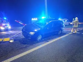 Samochód wjechał w infrastrukturę przejazdu kolejowego