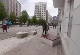 Uciekał przed policją, rozbił auto na betonowej ławie