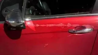 Zniszczone samochody na Woli