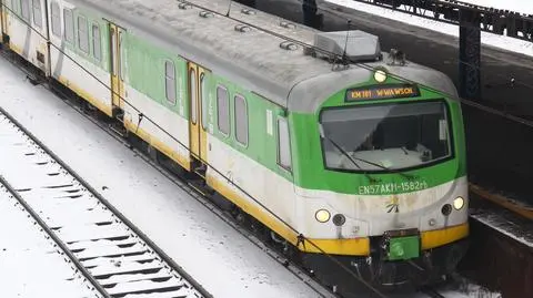 Zasypane rozjazdy, awaria systemu sterowania. Opóźnienia na kolei 