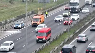 Zderzenie ciężarówki i dwóch aut osobowych na S8