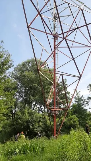 Dwóch nastoletnich chłopców weszło na słup linii elektroenergetycznych