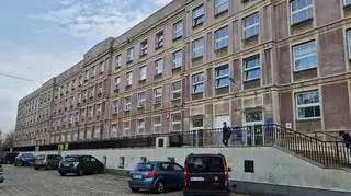 Budynek Wydziału Geologii UW nieczynny po pożarze w rozdzielni