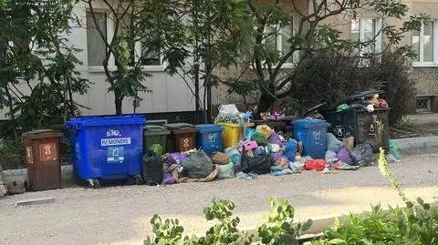 Kontenery z odpadami zalegające na Odolańskiej 