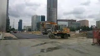 Kładą asfalt nad stacją Rondo ONZ