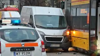 Samochód dostawczy uderzył w tramwaj na Woli 