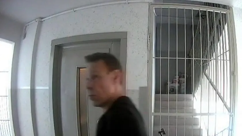 "Ukradł pieniądze i biżuterię". Policja publikuje zdjęcia podejrzewanego