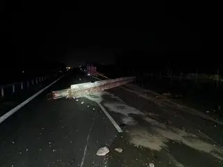 Betonowe belki na drodze