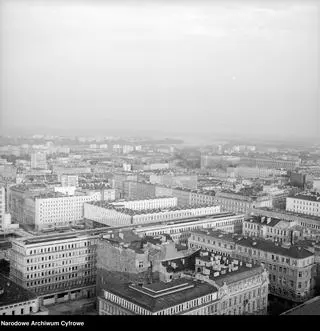 Widok na zabudowę pl. Powstańców Warszawy w 1967 r. Na pierwszym planie ul. Moniuszki, dalej ul. Sienkiewicza, pośrodku Dom Chłopa i ul. Górskiego.