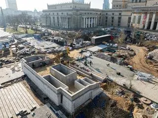 Układanie nawierzchni na tzw. placu Centralnym