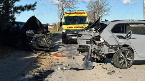 Dwa samochody mocno rozbite. Jeden z kierowców nie miał prawa jazdy