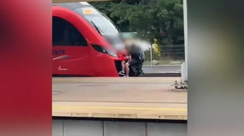 Nastolatkowie wspięli się na tył pociągu