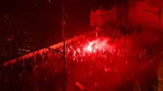 Uczestnicy Marszu Niepodległości na moście Poniatowskiego