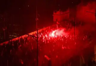 Dlaczego podczas marszu zgasły latarnie na moście