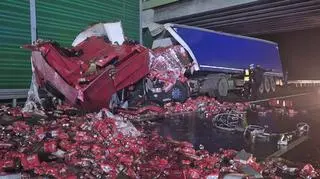 Z ciężarówki wypadły puszki z piwem