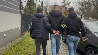 Policja z zatrzymaną osobą 